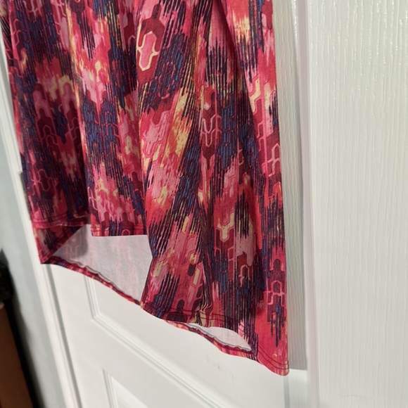 LuLaRoe Classic Tee 2XL, LLR high-low hem, pink purple geometric, short sleeve - Picture 5 of 8